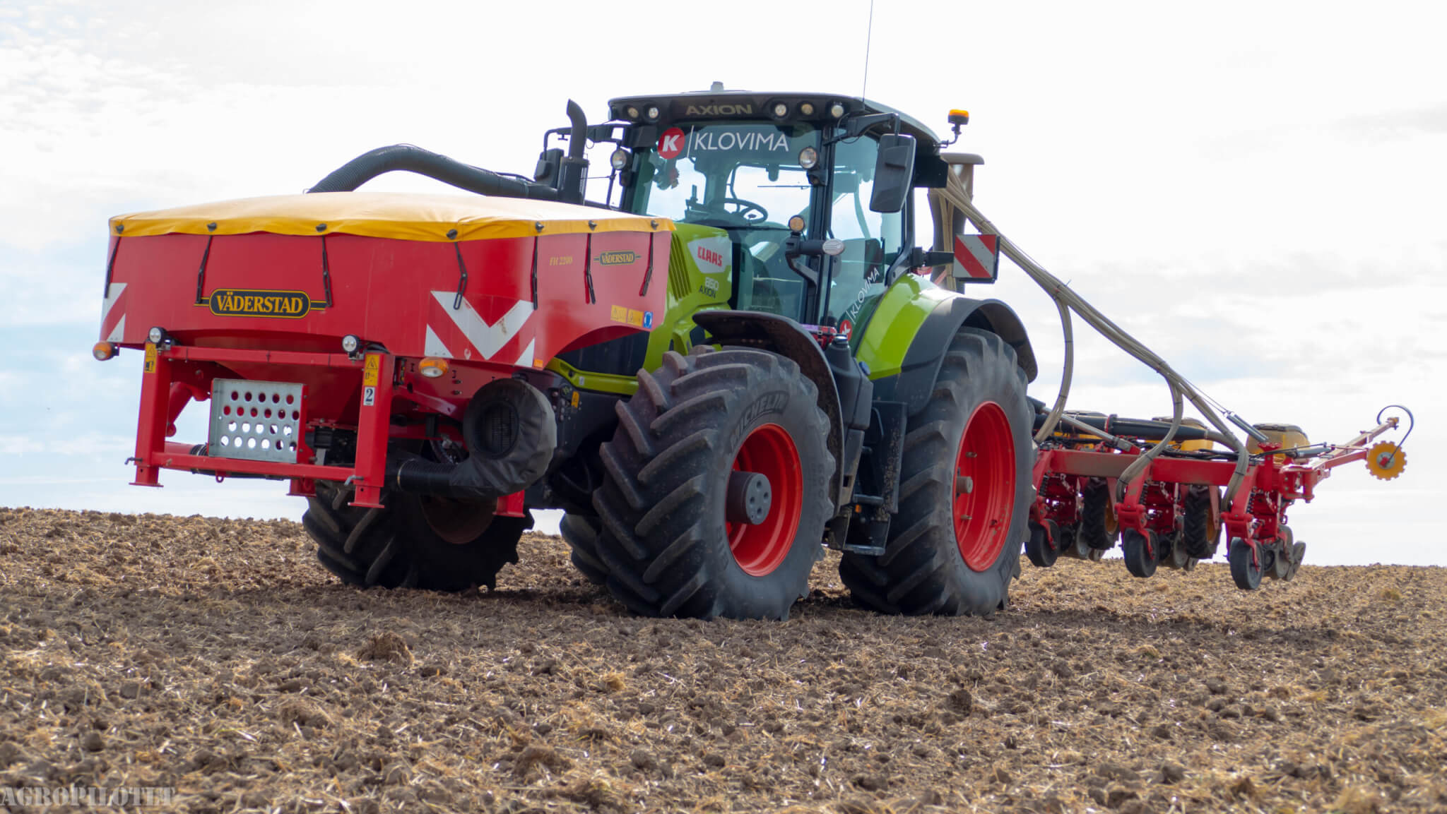Väderstad Tempo V8 täppiskülvik CLAAS traktoriga põllul
